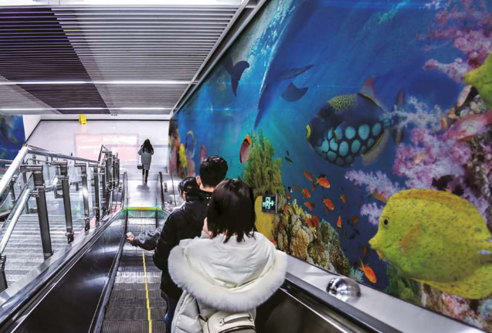포스아트(PosART)- 에스컬레이터 옆에 바다의 여러 형형색색의 물고기와 풍경이 하나의 벽화처럼 프린팅 되어있는 사진