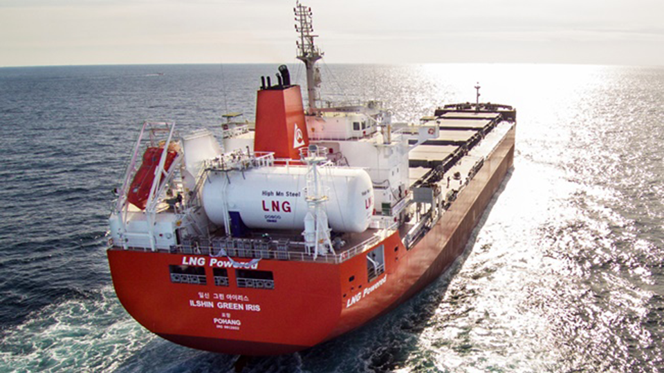 LNG(액화천연가스) 탱크용 신소재 ‘극저온용 고망간강’- 망망대해에 LNG 탱크가 있는 빨간선박