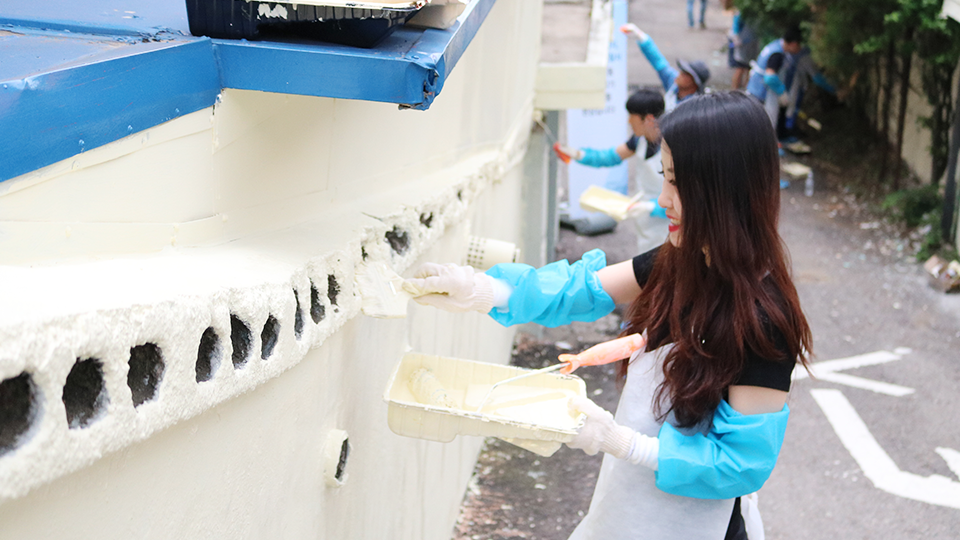 벽화봉사-봉사단원들이 병에 페인트칠하는 모습