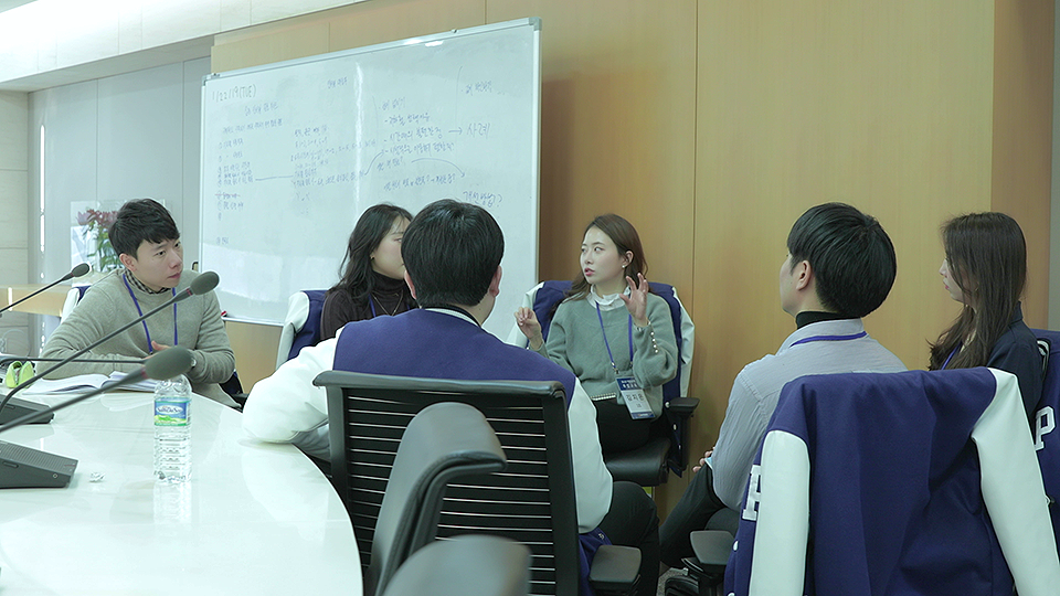 포스코 기업실무형 취업교육 3조 김지은씨가 같은 조원들과 의견을 나누고 있다.