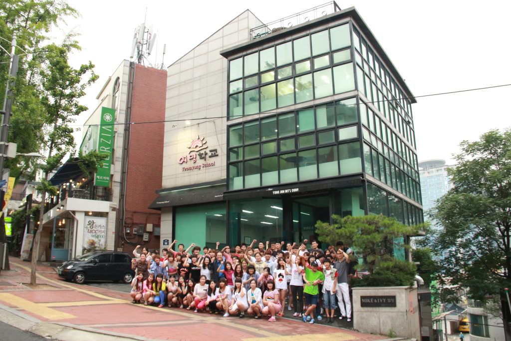 2019 포스코청암상 교육상에 선정된 여명학교를 배경으로 학생들 단체사진.