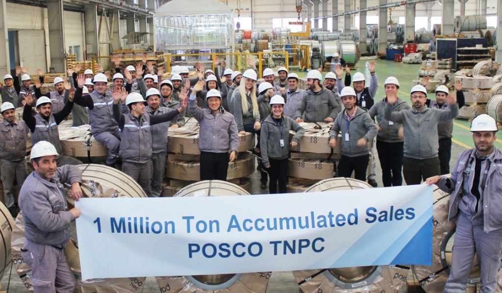 POSCO-Turkey Nilufer Processing Center- 터기 공장의 직원들이 판매 누계 100만 톤 당설을 기념하여 1Million Ton Accumulated Sales POSCO TNPC 현수막을 들고 기뻐하는 모습