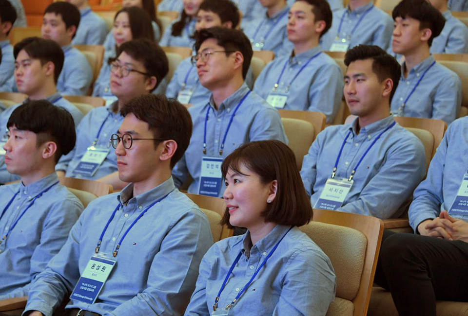 포스코그룹 신입사원 입문교육에 참석한 신입사원들 모습