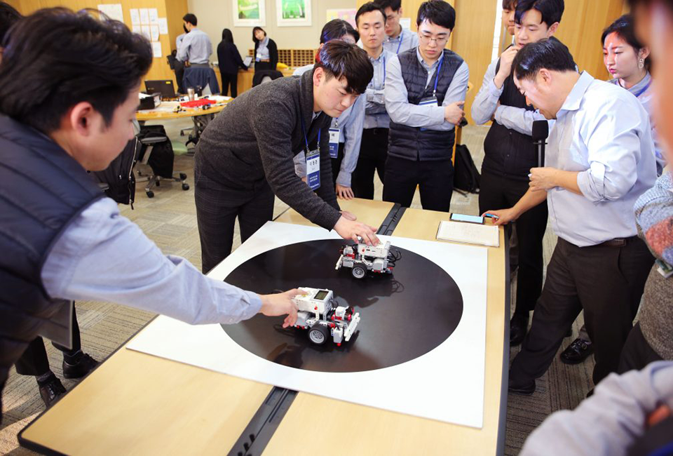 포스코그룹 신입사원 입문교육 로봇을 활용하는 모습