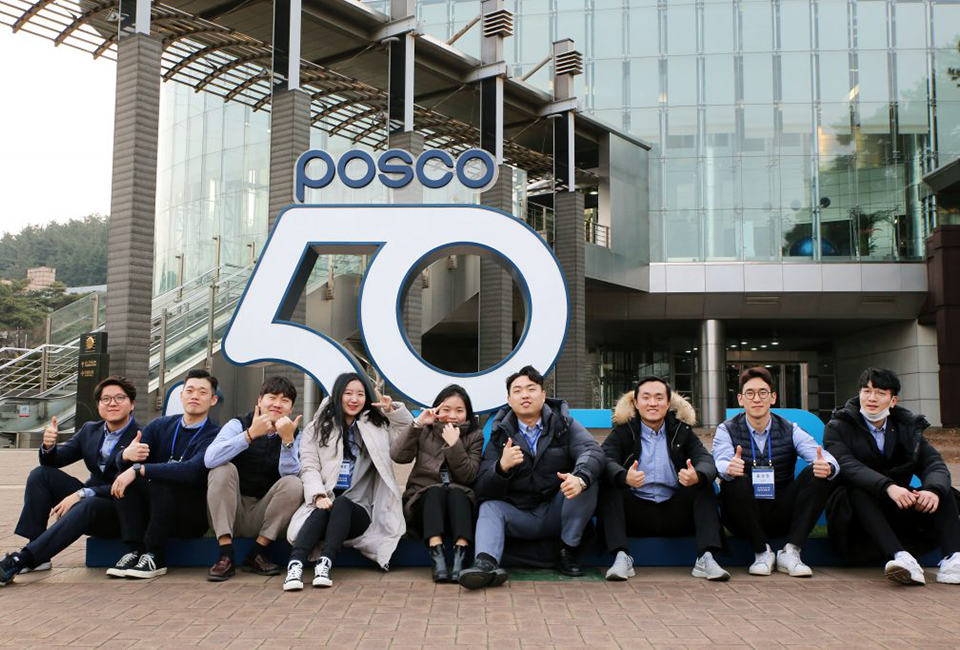 포스코그룹 신입사원 입문교육-posco50 조형물 앞에서 참석자들 모습