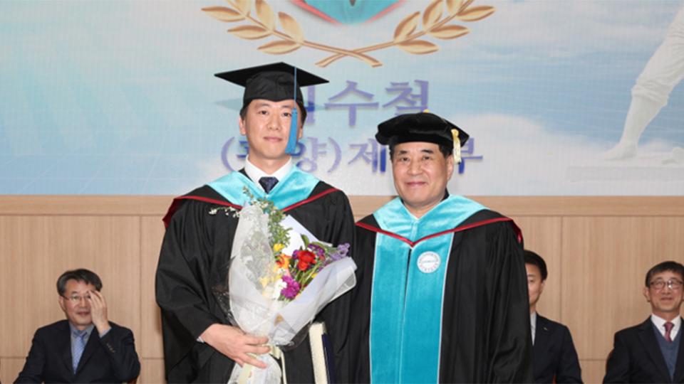 김수철 씨(왼쪽)가 졸업식에서 학위를 수여 받고 기념촬영을 하고 있다.