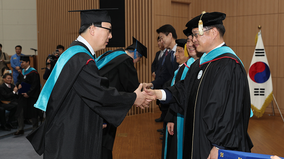 지난 2월 22일 열린 졸업식에서 권기철 씨(왼쪽)가 학위를 수여 받고 있다.