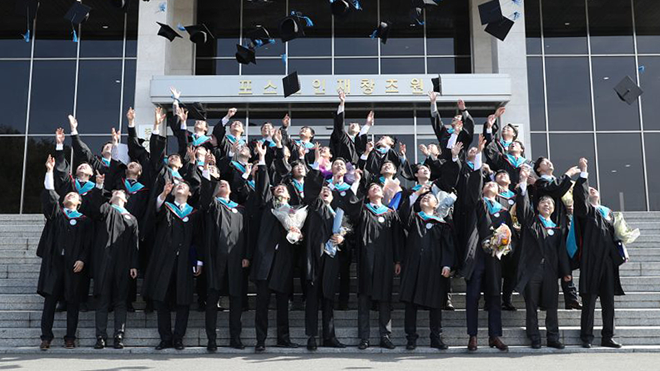 지난 2월 22일 포항 포스코인재창조원에서 열린 포스코기술대학 2018년도 학위수여식에서 졸업생들이 하늘을 향해 학사모를 던지며 졸업을 축하하고 있다.