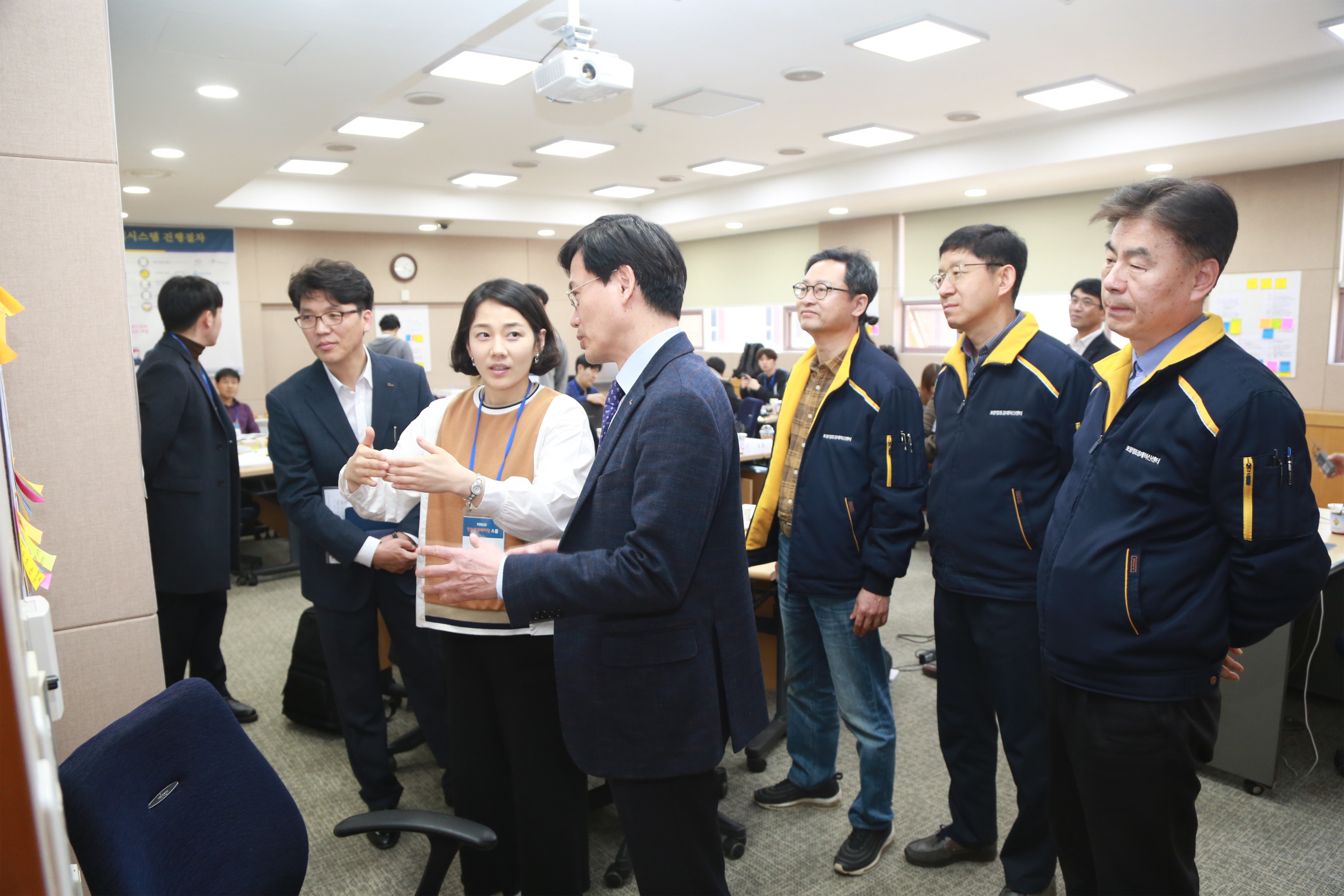 교육에 참여한 예비창업자가 자신의 창업아이템 개발 및 사업계획에 대해 포스코인재창조원장과 포항창조경제혁신센터 직원들에게 설명하고 있다.