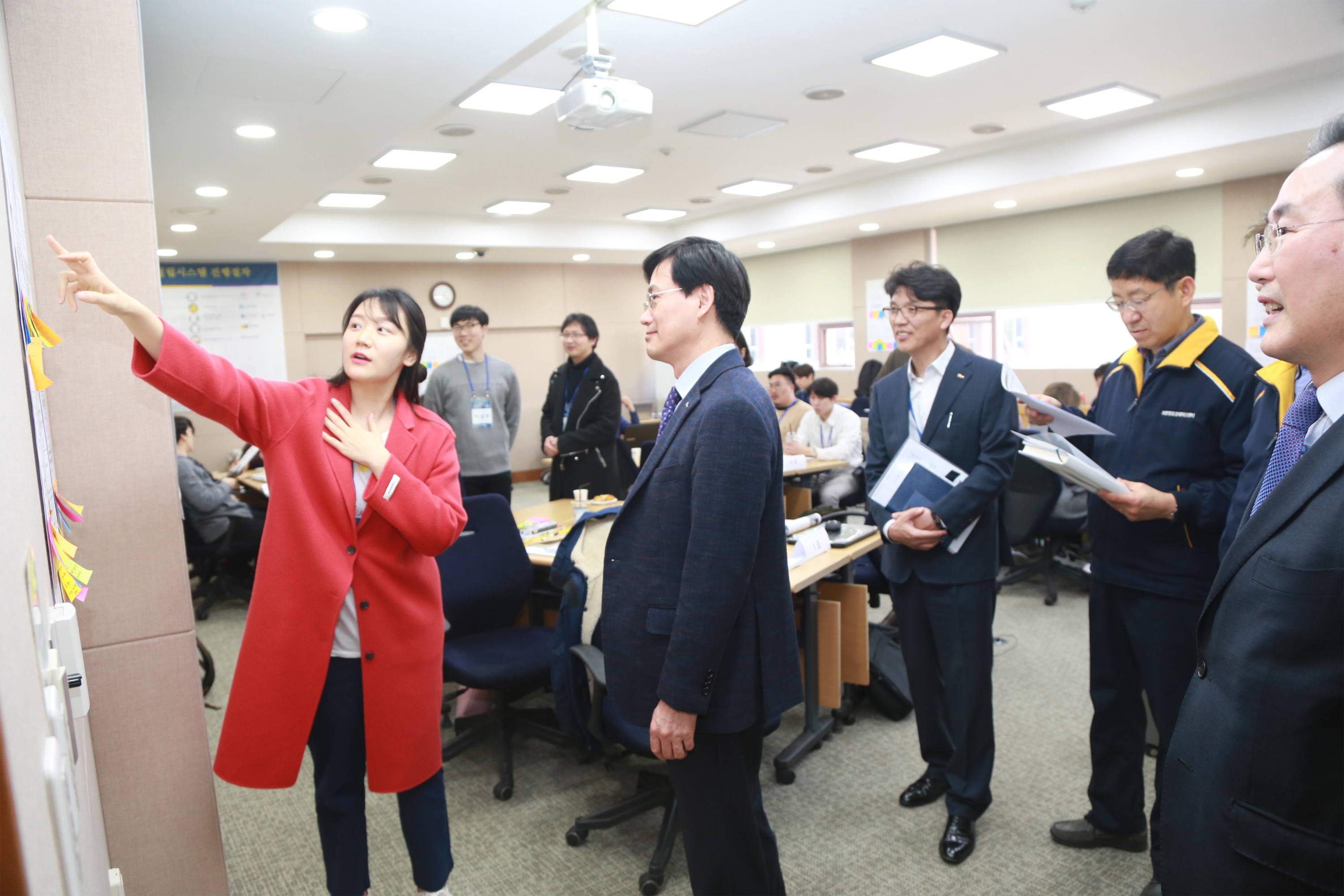 교육에 참여한 예비창업자가 자신의 창업아이템 개발 및 사업계획에 대해 포스코인재창조원장과 포항창조경제혁신센터 직원들에게 설명하고 있다.