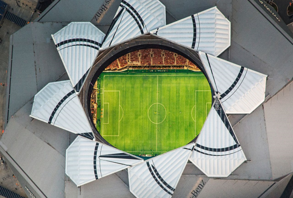 메르세데스-벤츠 스타디움 천장에서 경기장을 내려다본 사진