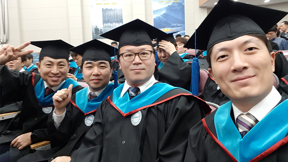 포스코기술대학에서 함께 공부한 동료들과 함께 졸업식날 사진을 찍는 김전호 과장