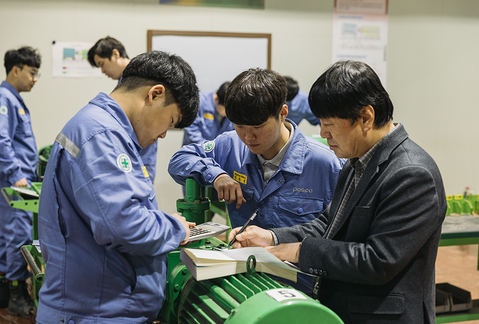 포스코가 실시하는 ‘협력사 취업희망자 교육’에서 멘토의 지시를 따라 계산기를 두드리는 교육생