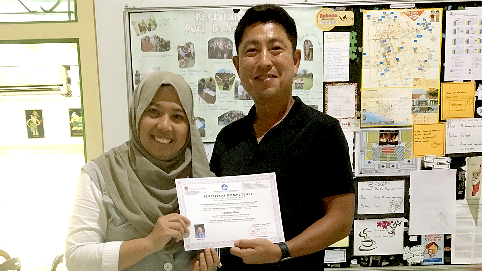 인도네시아 어학원에서 수료증을 받는 김전호 과장