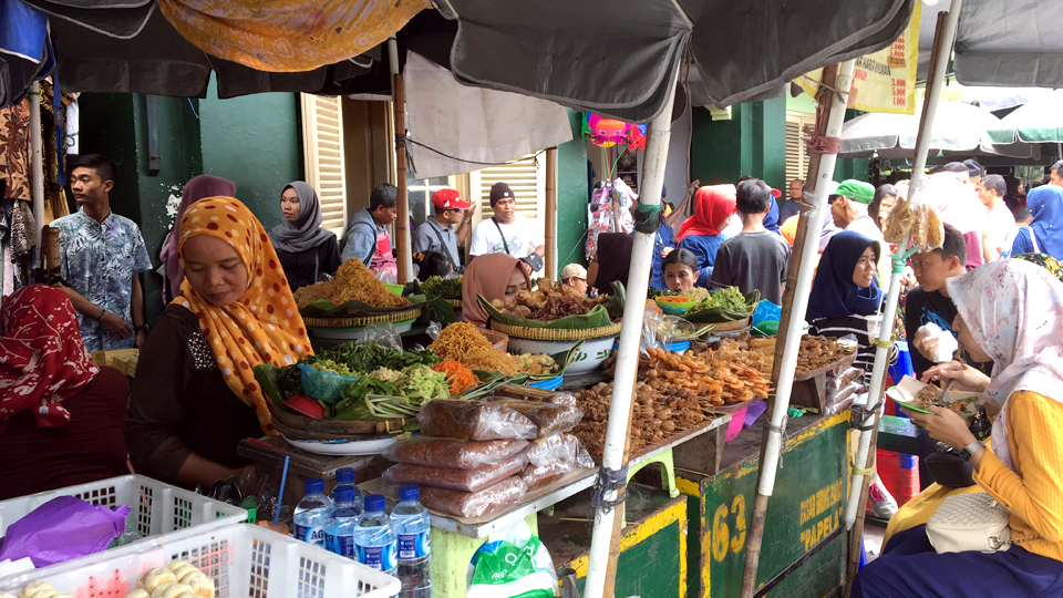  족자카르타 번화가 말리오보로 거리. 시장 상인들이 식자재들을 잔뜩 늘어놓고 판매하고 있다.