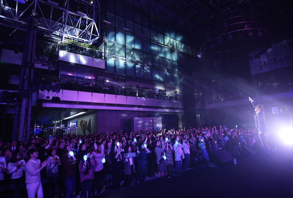 포스코콘서트 'Hope_Full'에서 객석 가득한 관객들이 가수 김태우에게 환호를 보내고 있다.