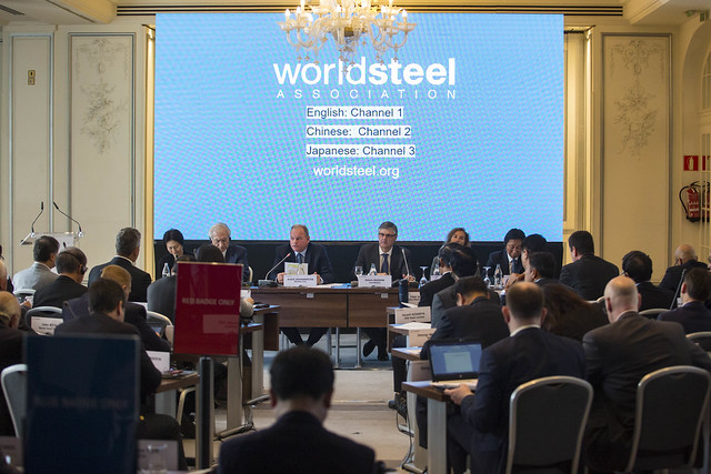 worldsteel ASSOCIATION이라고 뜬 스크린 앞에서 심사위원들이 도전자들과 면담을 주고받고 있다.