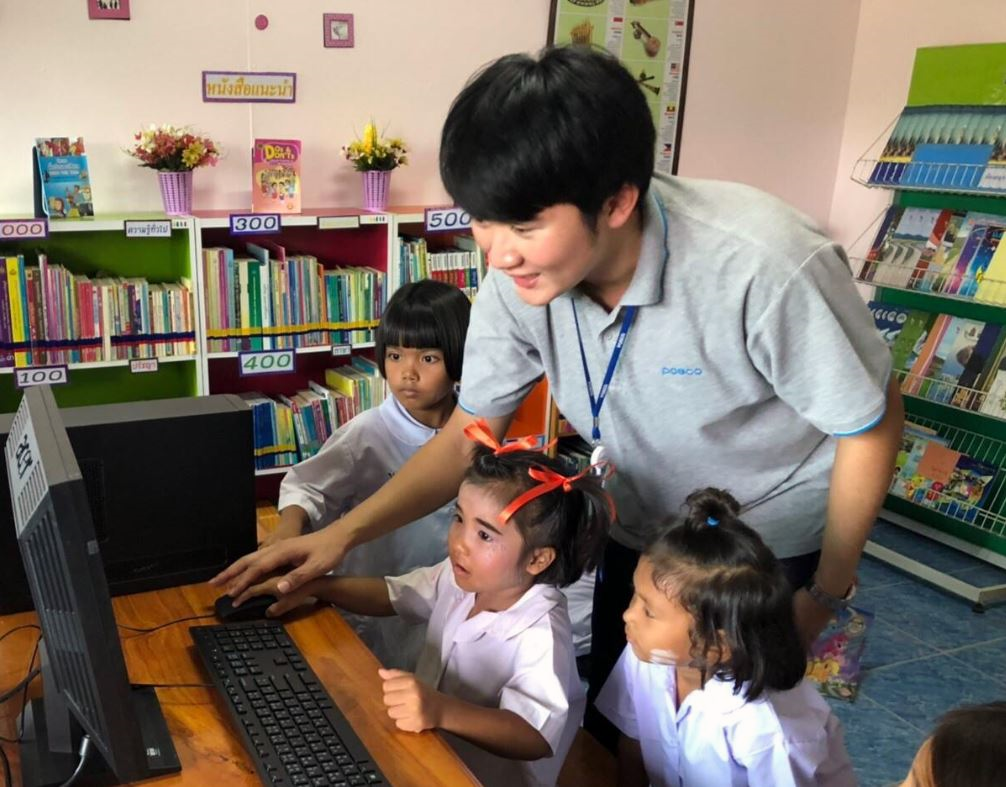  태국 POSCO-SouthAsia 임직원이 인근지역 반농송 초등학교 어린이들에게 컴퓨터 교육 재능기부 봉사활동을 하고 있는 모습 
