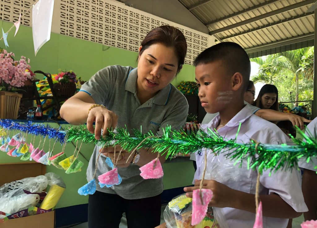 태국 POSCO-SouthAsia 임직원이 인근지역 반농송 초등학교에 어린이와 양호실 환경 개선 활동을 하고 있는 모습 
