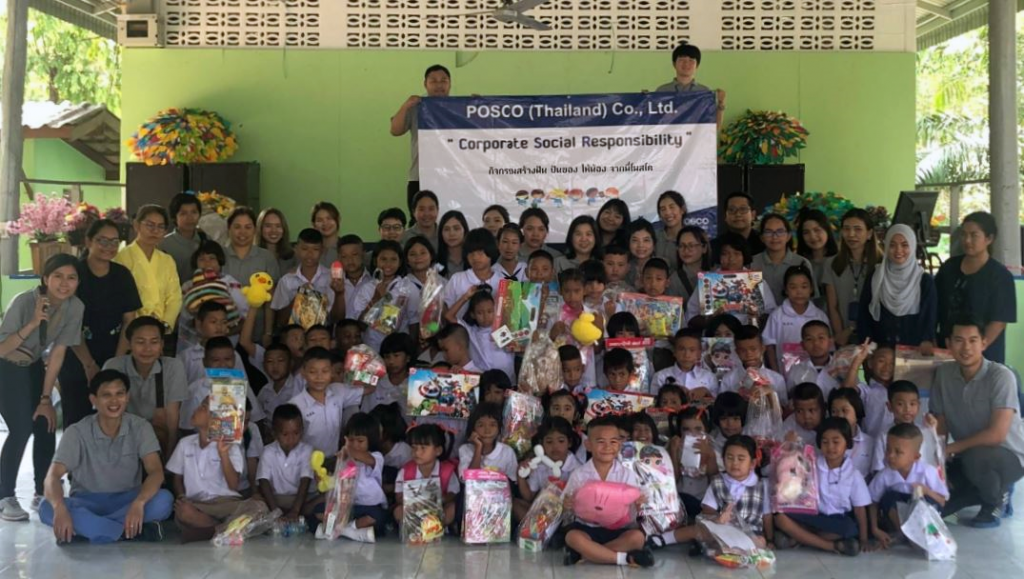 태국 POSCO-SouthAsia 임직원들이 인근지역 반농송 초등학교에 스틸차광막과 양호실을 설치하고, 어린이들에게 선물을 나눠준 후 기념촬영을 하고 있는 모습 