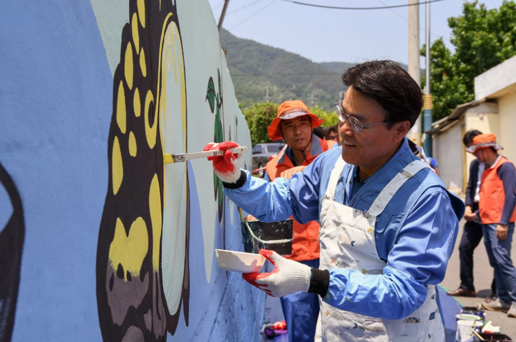 포스코 최정우 회장이 글로벌 볼런티어 위크 첫날인 지난 24일 광양 섬거마을에서 임직원들과 벽화그리기 봉사활동을 하고 있는 모습 