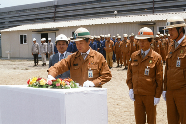 1985년 기술연구소 3연구동 착공식에 참석한 김철우 부사장