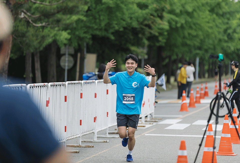 양 손가락으로 4를 표현하며 힘차게 골인하는 김진혁 사원