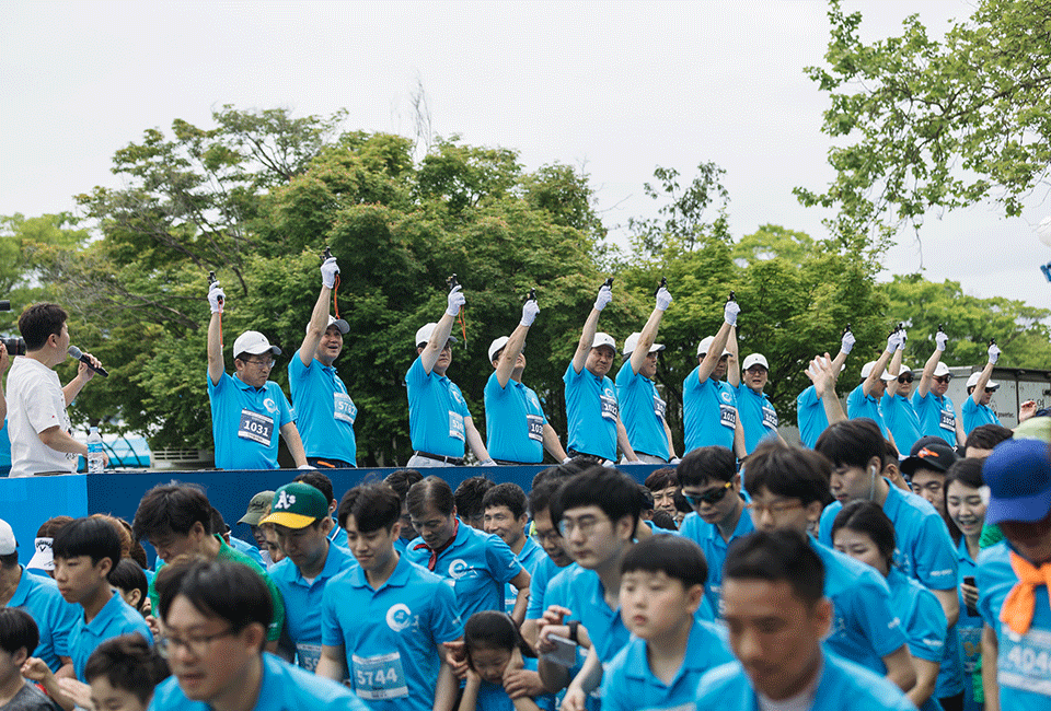 2019 철강사랑 마라톤 대회에서 스타트 신호를 보내기 위해 심판들이 신호총을 하늘로 겨누고 있다.