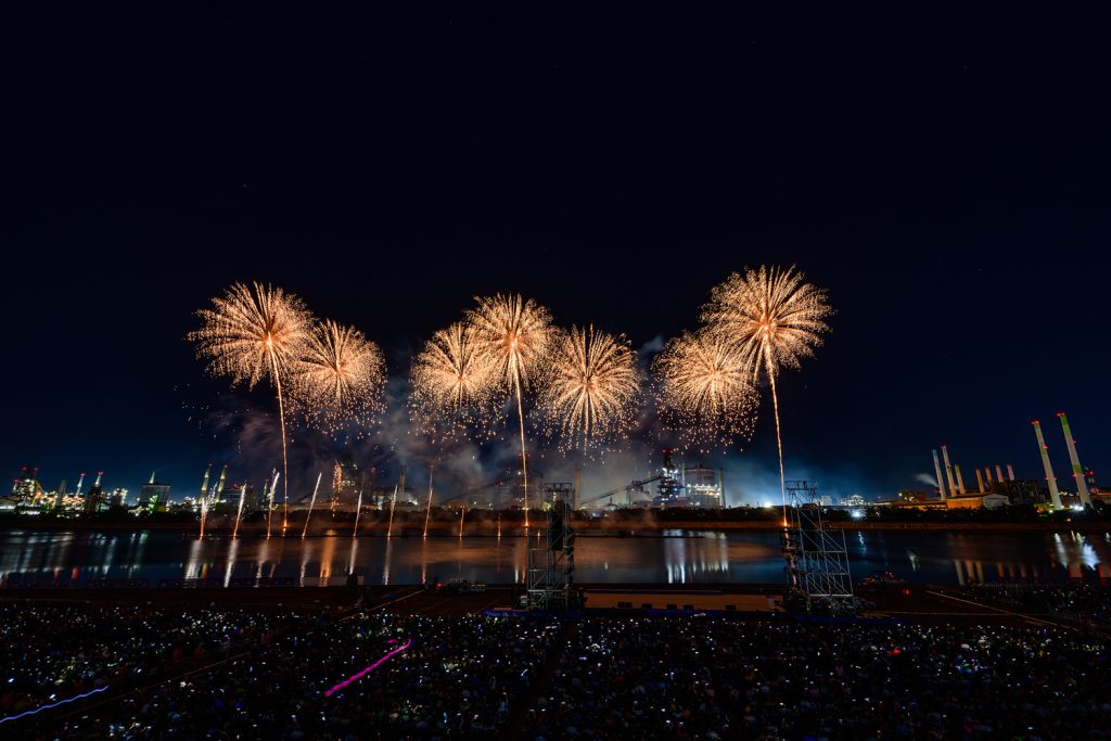 2019 포항국제 불빛축제에서 화려한 불꽃쇼가 펼쳐지는 모습