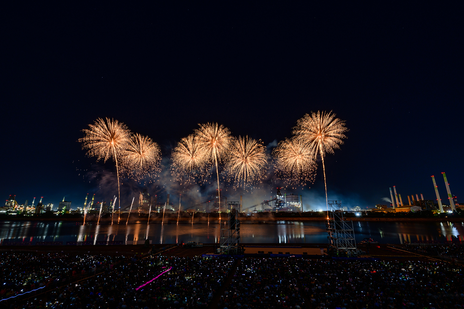 포항시 승격 70주년을 기념해 진행된 2019 포항국제 불빛축제에서 화려한 불꽃쇼가 펼쳐지는 모습 8