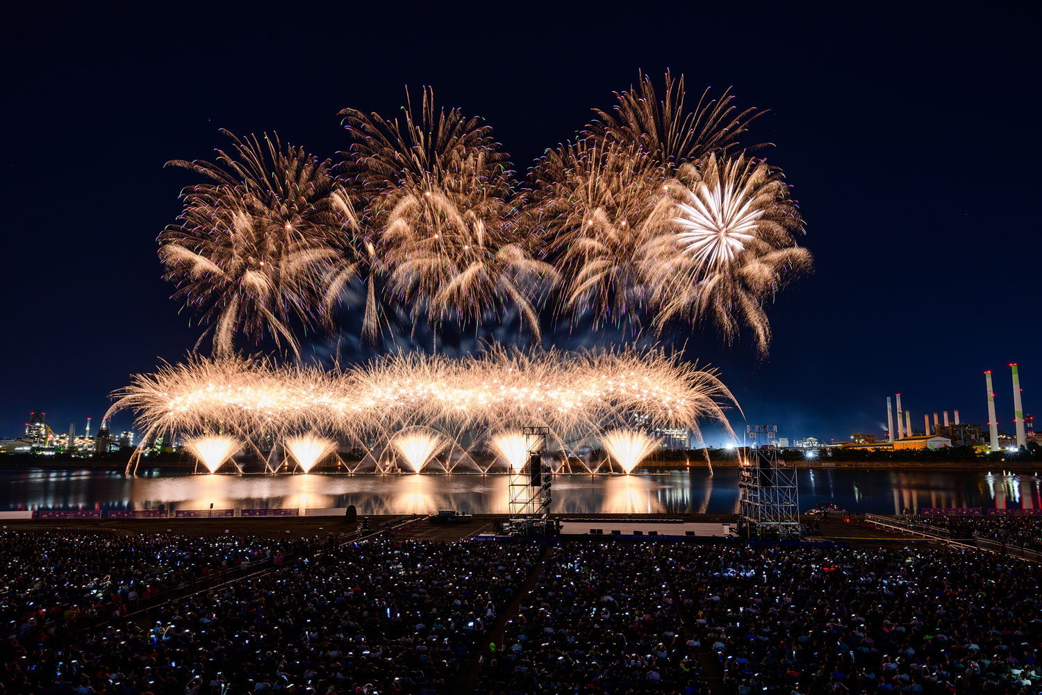 포항시 승격 70주년을 기념해 진행된 2019 포항국제 불빛축제에서 화려한 불꽃쇼가 펼쳐지는 모습 7