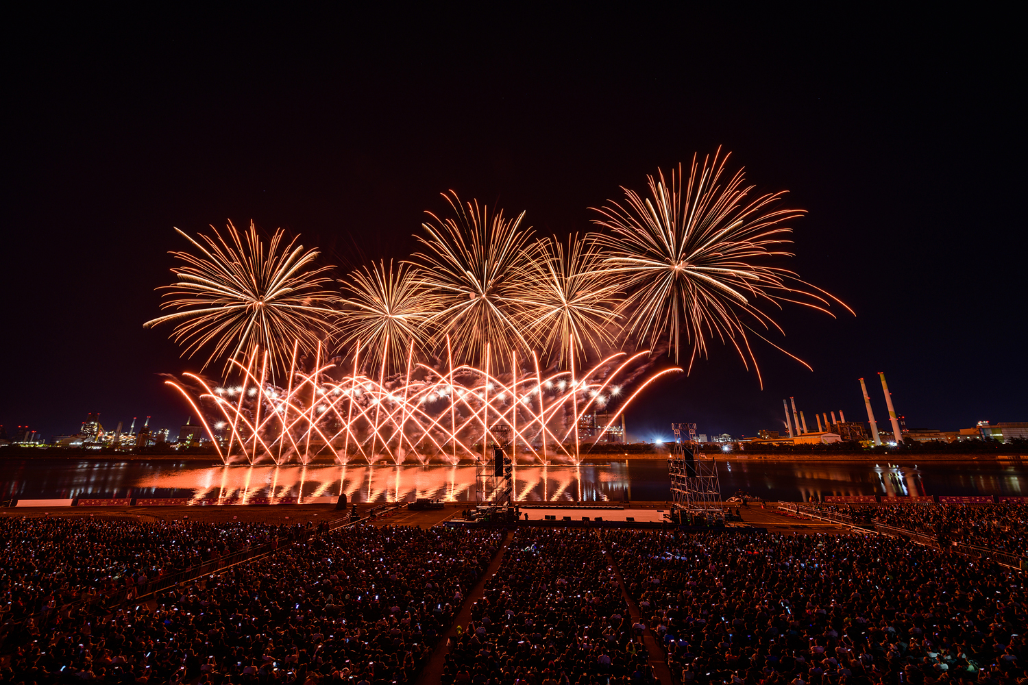 포항시 승격 70주년을 기념해 진행된 2019 포항국제 불빛축제에서 화려한 불꽃쇼가 펼쳐지는 모습 6