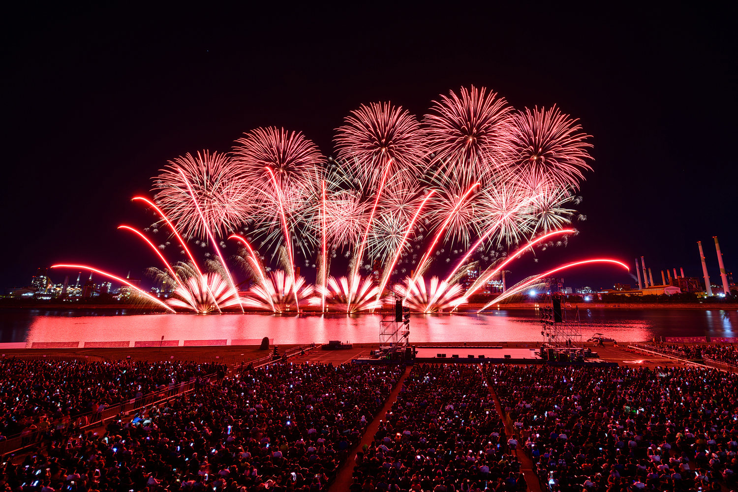 포항시 승격 70주년을 기념해 진행된 2019 포항국제 불빛축제에서 화려한 불꽃쇼가 펼쳐지는 모습 1 