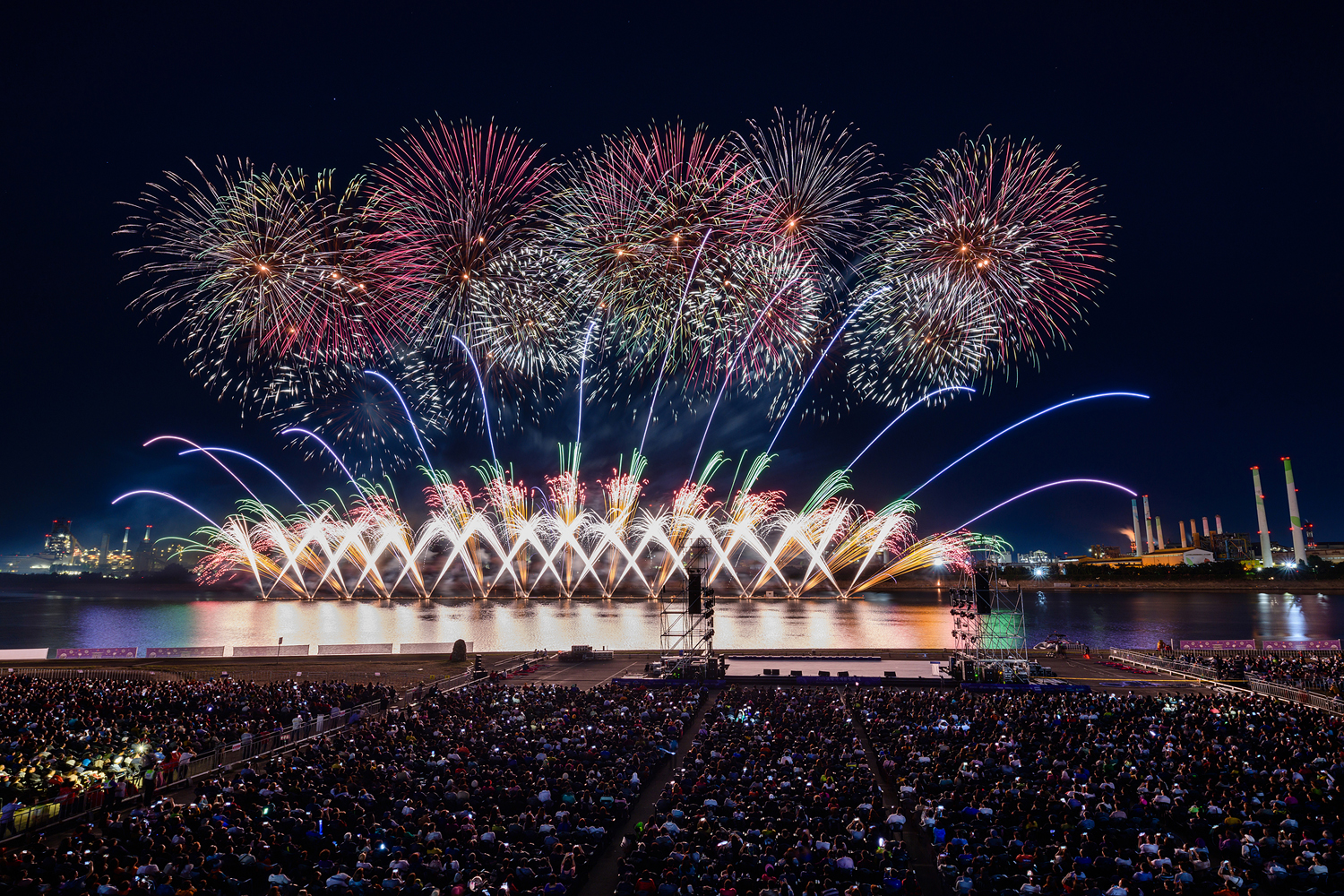 포항시 승격 70주년을 기념해 진행된 2019 포항국제 불빛축제에서 화려한 불꽃쇼가 펼쳐지는 모습 11