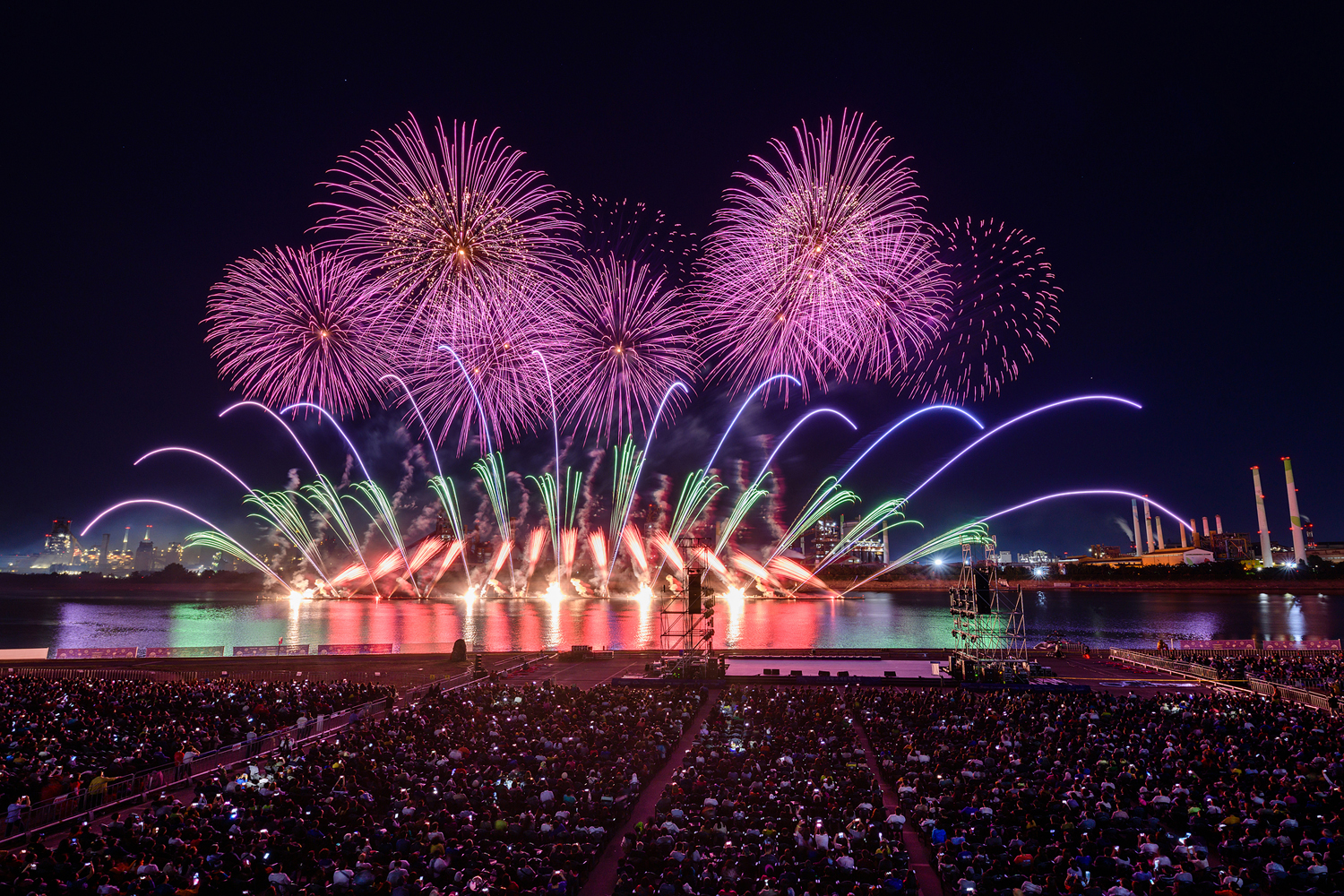 포항시 승격 70주년을 기념해 진행된 2019 포항국제 불빛축제에서 화려한 불꽃쇼가 펼쳐지는 모습 10