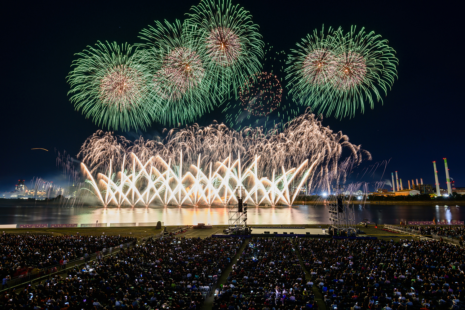 포항시 승격 70주년을 기념해 진행된 2019 포항국제 불빛축제에서 화려한 불꽃쇼가 펼쳐지는 모습 9