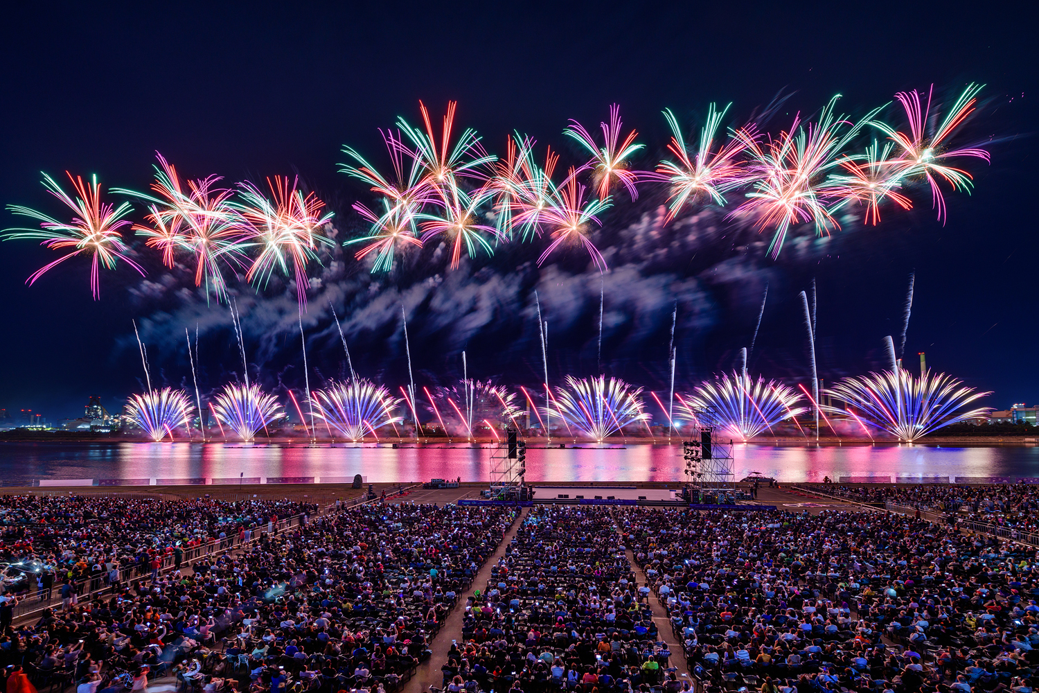 포항시 승격 70주년을 기념해 진행된 2019 포항국제 불빛축제에서 화려한 불꽃쇼가 펼쳐지는 모습 5