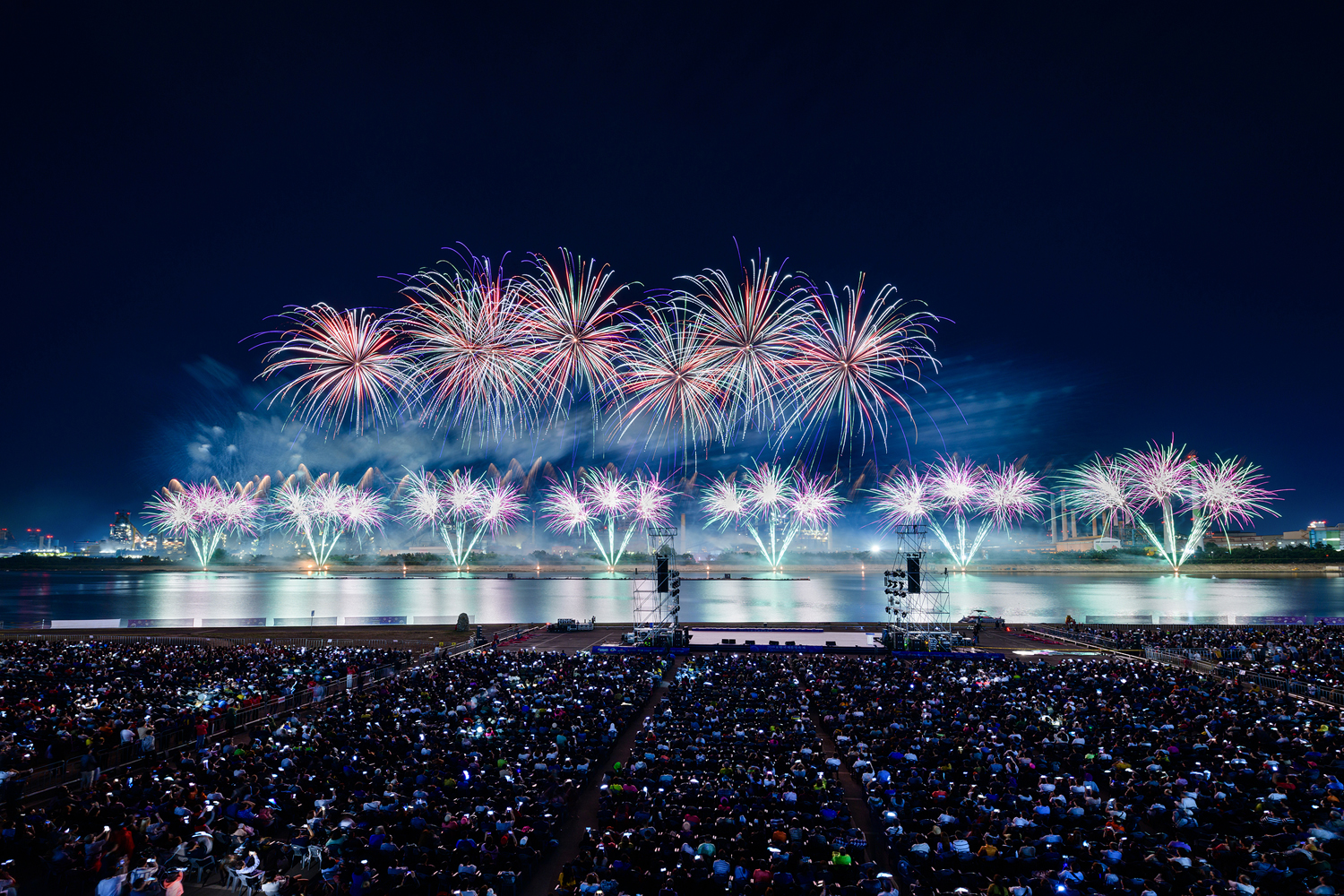 포항시 승격 70주년을 기념해 진행된 2019 포항국제 불빛축제에서 화려한 불꽃쇼가 펼쳐지는 모습 4