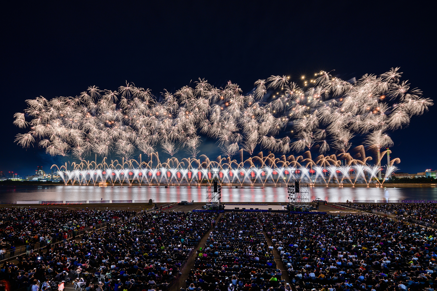 포항시 승격 70주년을 기념해 진행된 2019 포항국제 불빛축제에서 화려한 불꽃쇼가 펼쳐지는 모습 2 