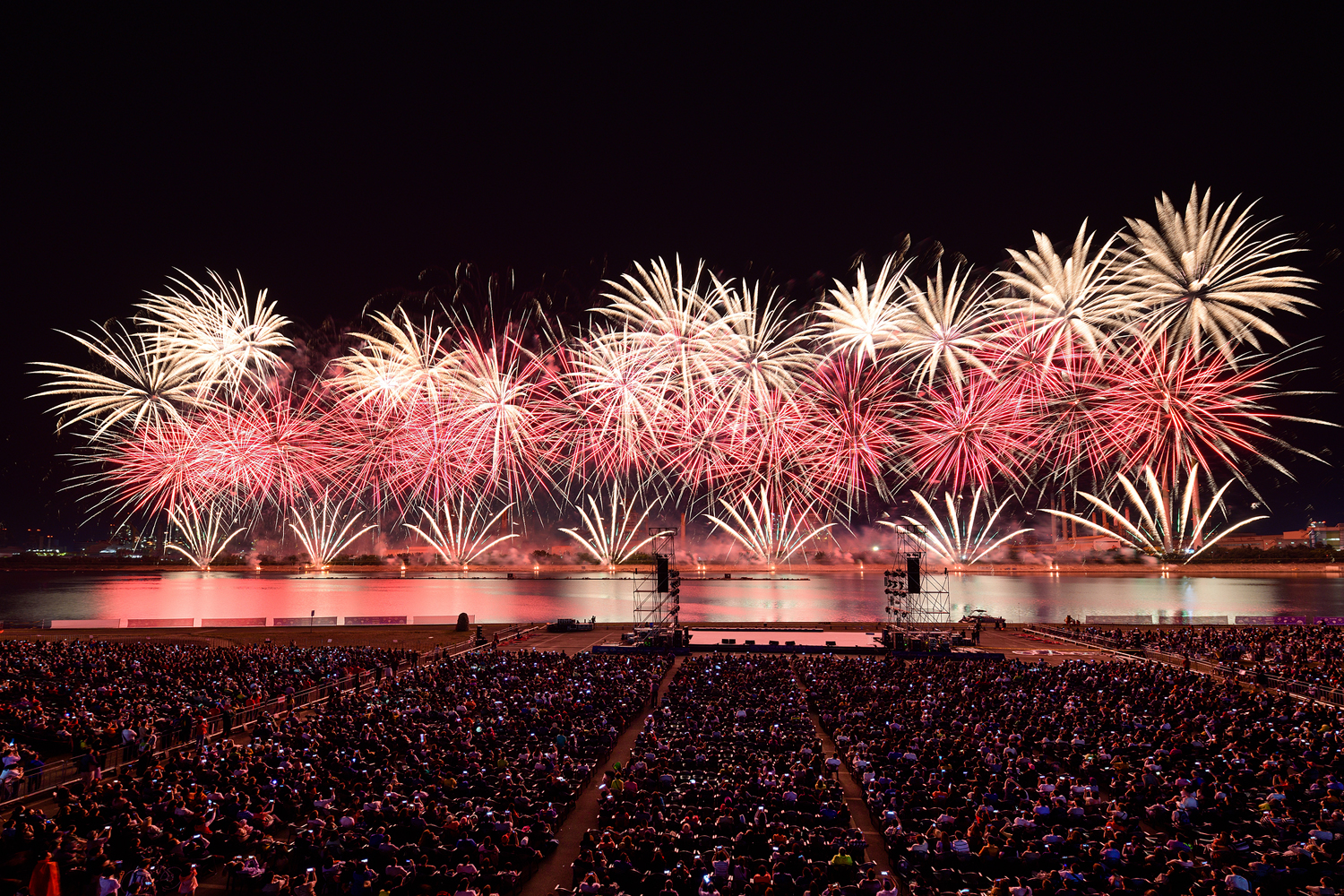 포항시 승격 70주년을 기념해 진행된 2019 포항국제 불빛축제에서 화려한 불꽃쇼가 펼쳐지는 모습 