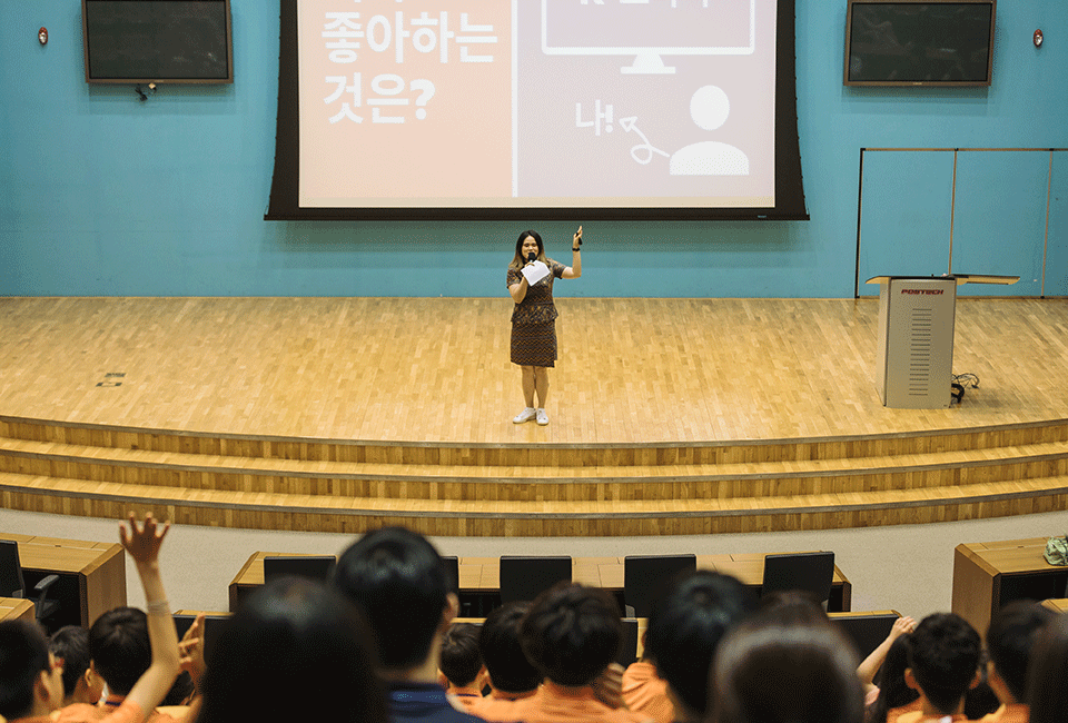 학생들에게 강연을 하고 있는 매기 양(Maggie Yang)씨