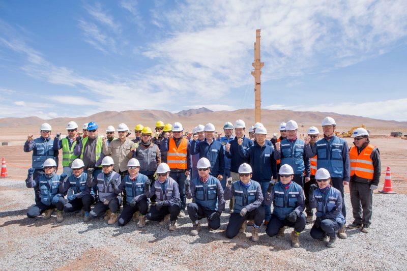 아르헨티나 리튬 추출 데모플랜트 건설현장을 방문한 포스코 최정우 회장과 직원들