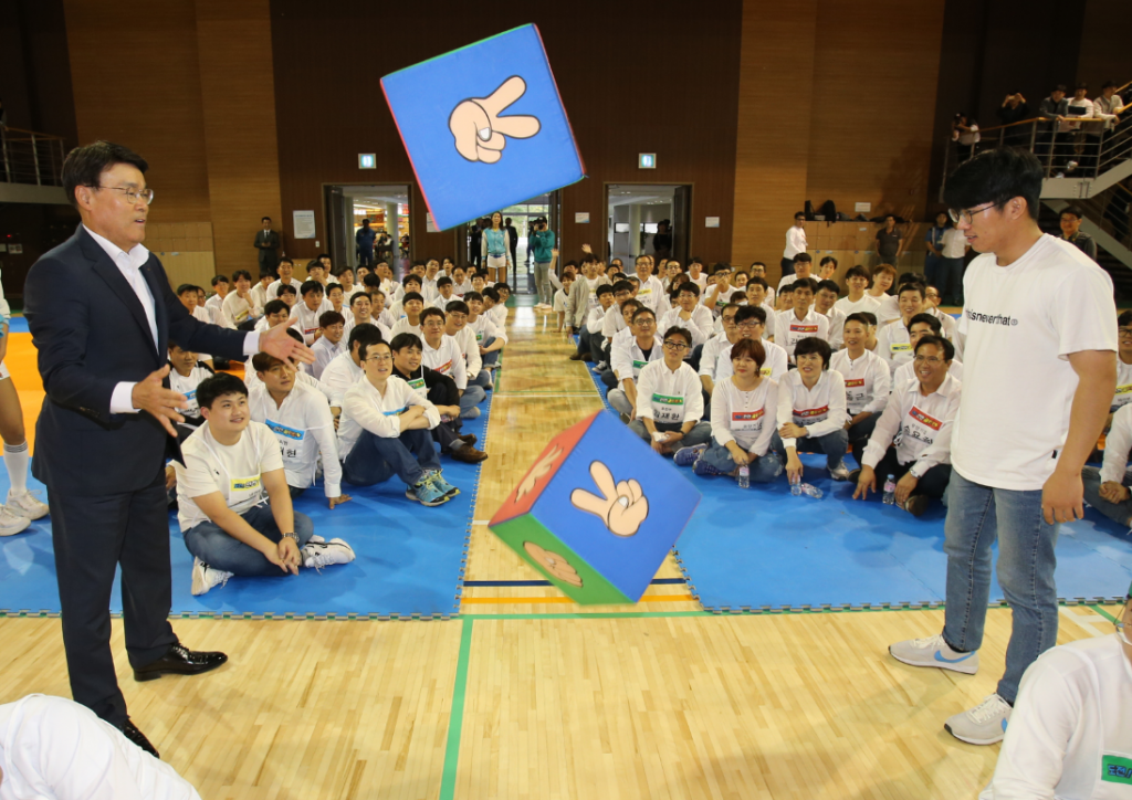 25일 포항 포스코한마당체육관에서 열린 포스코 '도전 안전골든벨'에서 최정우 회장이 패자 부활전에 참여하는 모습