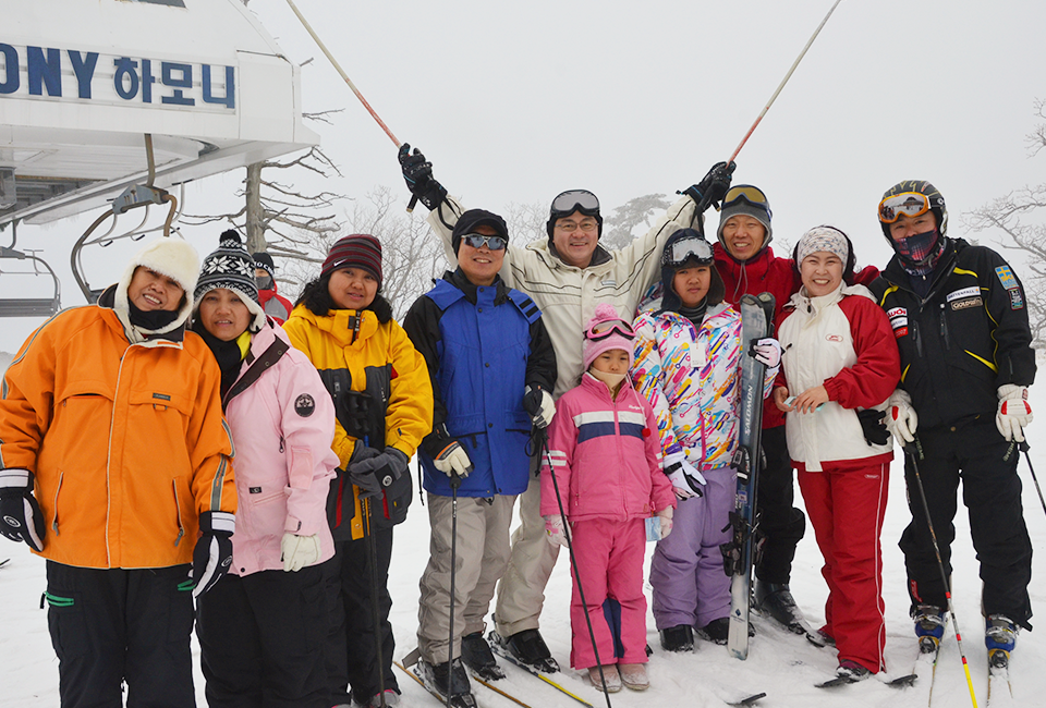 다문화 가정과 함께 스키장에 방문한 이현수 과장과 동료