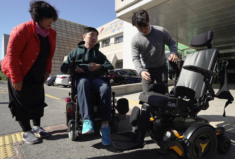 포스코 1% 나눔재단을 통해 새로운 전동 휠체어를 기부받는 김동현 씨