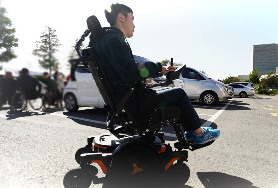 새로운 휠체어를 타보는 김동현 씨