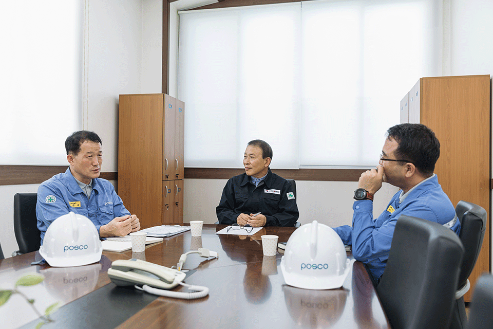 HK스틸의 대표와 양측으로 김영국 컨설턴트와 허태령 과장