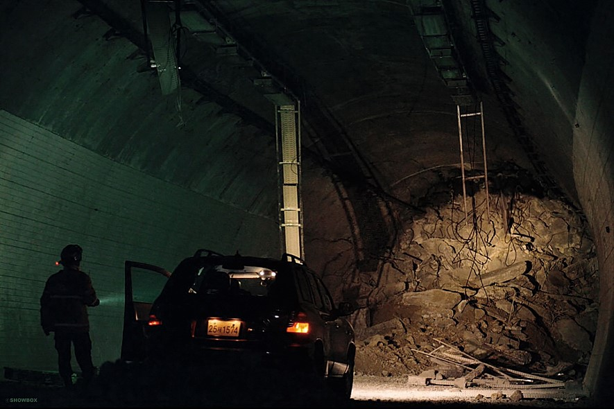 영화 '터널' 스틸컷. 록볼트 부실 시공으로 터널이 무너졌다. (이미지출처=쇼박스)