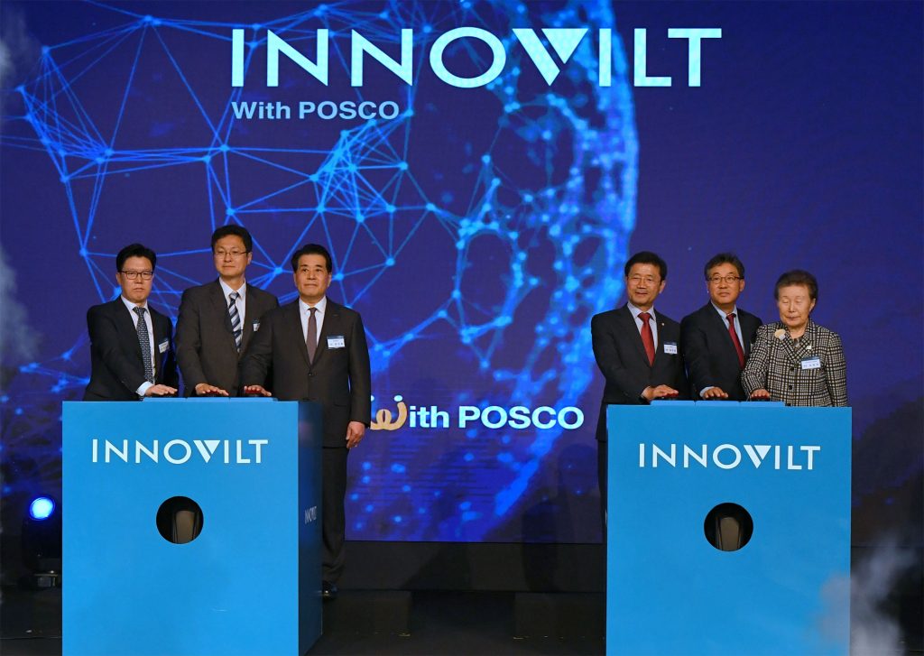 INNOVILT With POSCE : 포스코가 프리미엄 강건재 통합브랜드 '이노빌트(INNOVILT)' 선포 후 기념사진을 촬영하고 있다.