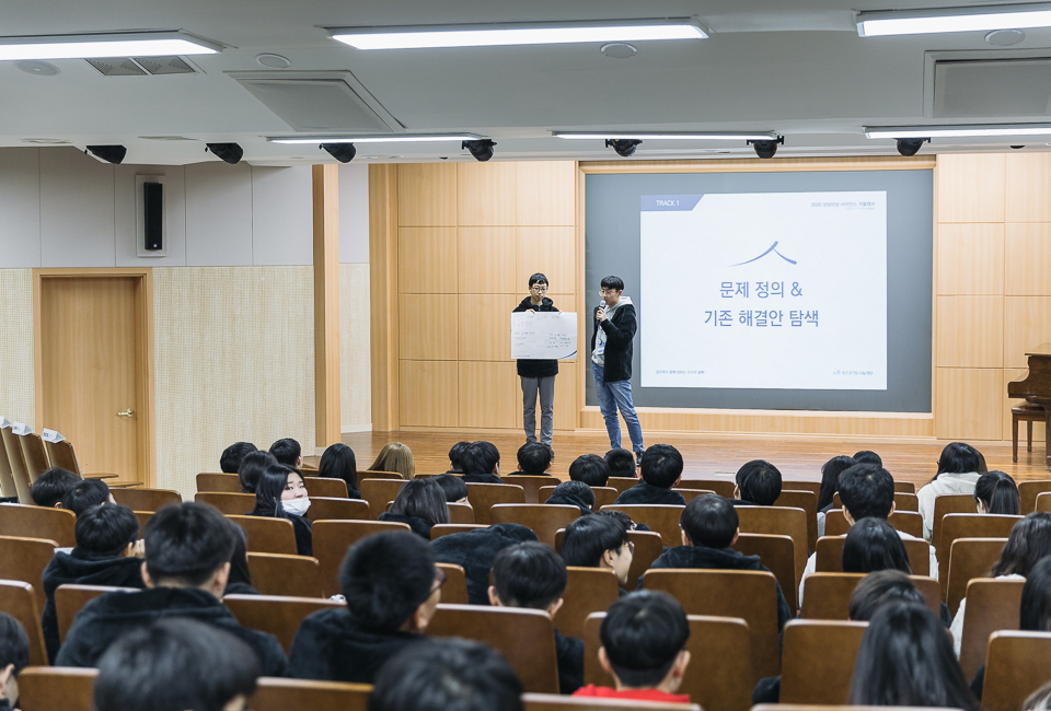 문제정의&기존해결안탐색의 주제로 자신들이 설계한 미래의 스마트팩토리를 발표하고 있다.